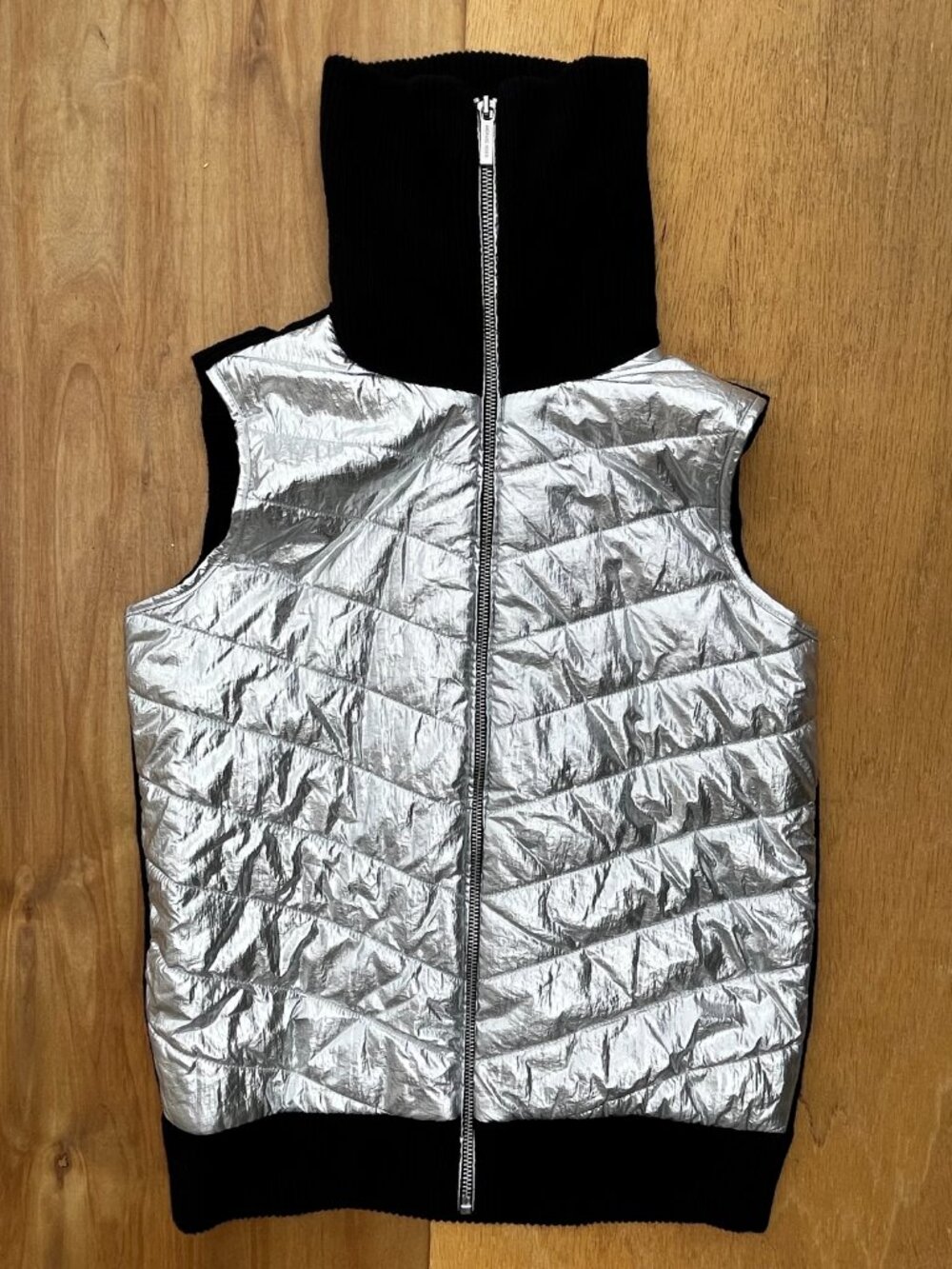 MICHAEL KORS SILVER FOIL METALLIC ZIP UP PUFFER VEST Women’s sz XS Lightweight